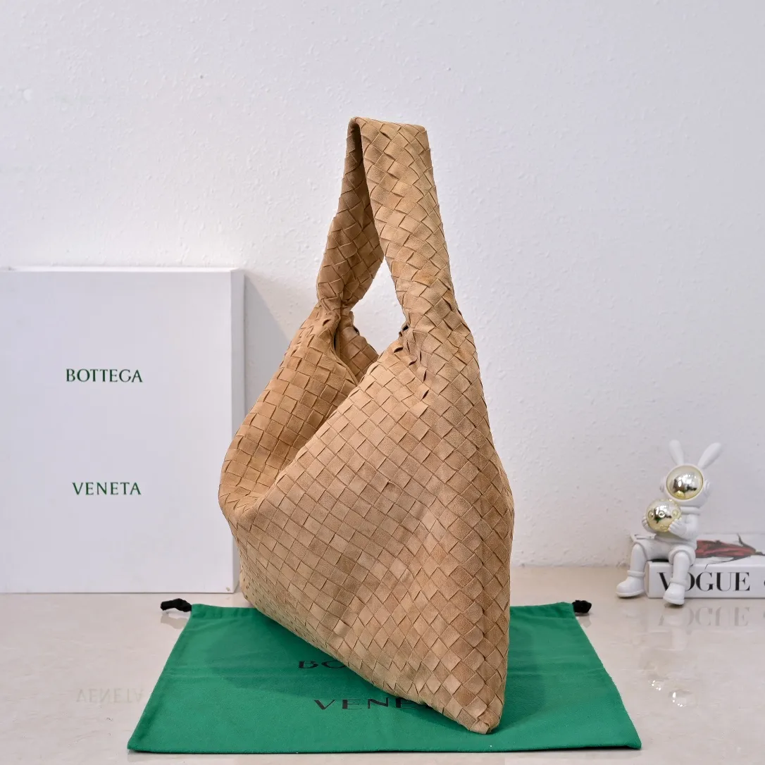 Batch 2160 #Bv Yangjin large size HOP cowhide, the bag body and handles are made of a whole piece of woven leather. The bag body is soft and lazy. Hop symbolizes the praise of innovation and eternal craftsmanship [love]. The pyramid silhouette combines practicality and fashion. Modern and casual, the bag mouth is double-sided closed design, more convenient and safe! Made of soft cowhide and full of texture, this is a must-have for fashionable ladies who like minimalism, comfort and casualness! Model: 3970 Dimensions: 54x24x13